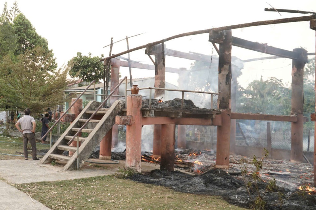 Nhà rông bốc cháy trơ khung - 1 Nhà rông bốc cháy trơ khung - 1