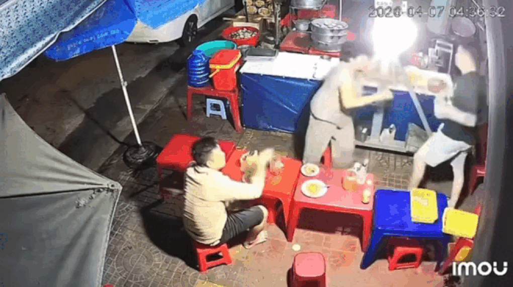 Công an xác minh video người đàn ông tấn công bà lão ở quán ăn - 1 Công an xác minh video người đàn ông tấn công bà lão ở quán ăn - 1