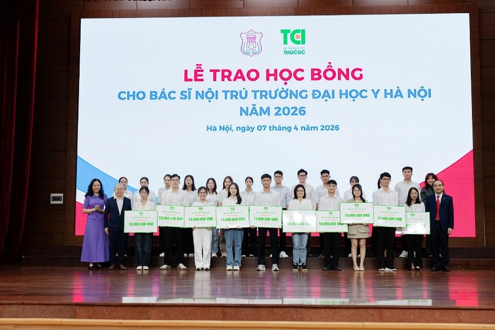 Đồng hành cùng bác sĩ nội trú: Thu Cúc TCI trao 26 suất học bổng “Tiếp sức Blouse trắng” - 1 Đồng hành cùng bác sĩ nội trú: Thu Cúc TCI trao 26 suất học bổng “Tiếp sức Blouse trắng” - 1