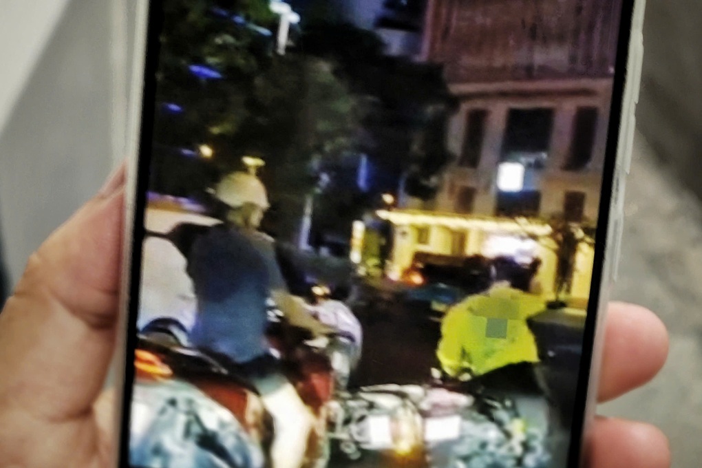 Thanh niên bị người mặc áo xe công nghệ dùng hung khí tấn công ở TPHCM - 1 Thanh niên bị người mặc áo xe công nghệ dùng hung khí tấn công ở TPHCM - 1