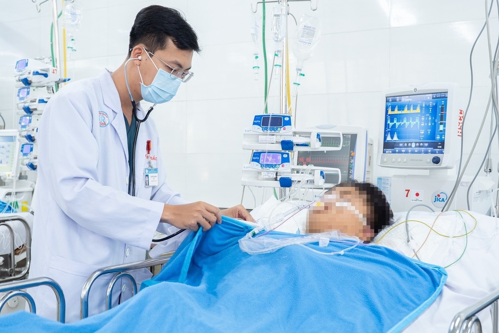 Vụ xe khách lao xuống vực, 15 người thương vong: Xuyên đêm cấp cứu nạn nhân - 2 Vụ xe khách lao xuống vực, 15 người thương vong: Xuyên đêm cấp cứu nạn nhân - 2