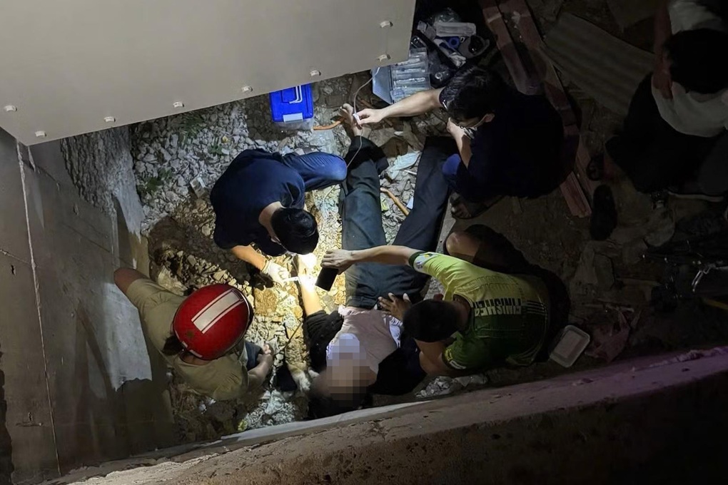 Mải chụp ảnh, một phụ nữ bị rơi xuống chân cầu Biển Hồ - 1