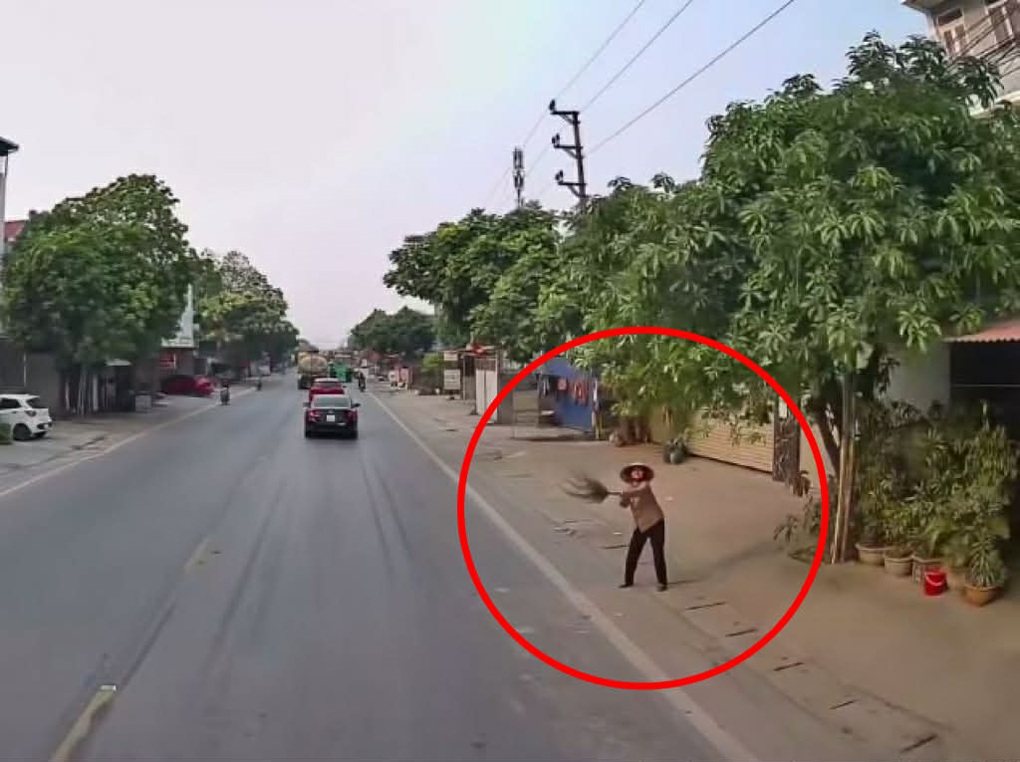 Nữ ân nhân cầm chổi ra hiệu, cứu cô gái Hải Phòng thoát chết trước ô tô - 1 Nữ ân nhân cầm chổi ra hiệu, cứu cô gái Hải Phòng thoát chết trước ô tô - 1