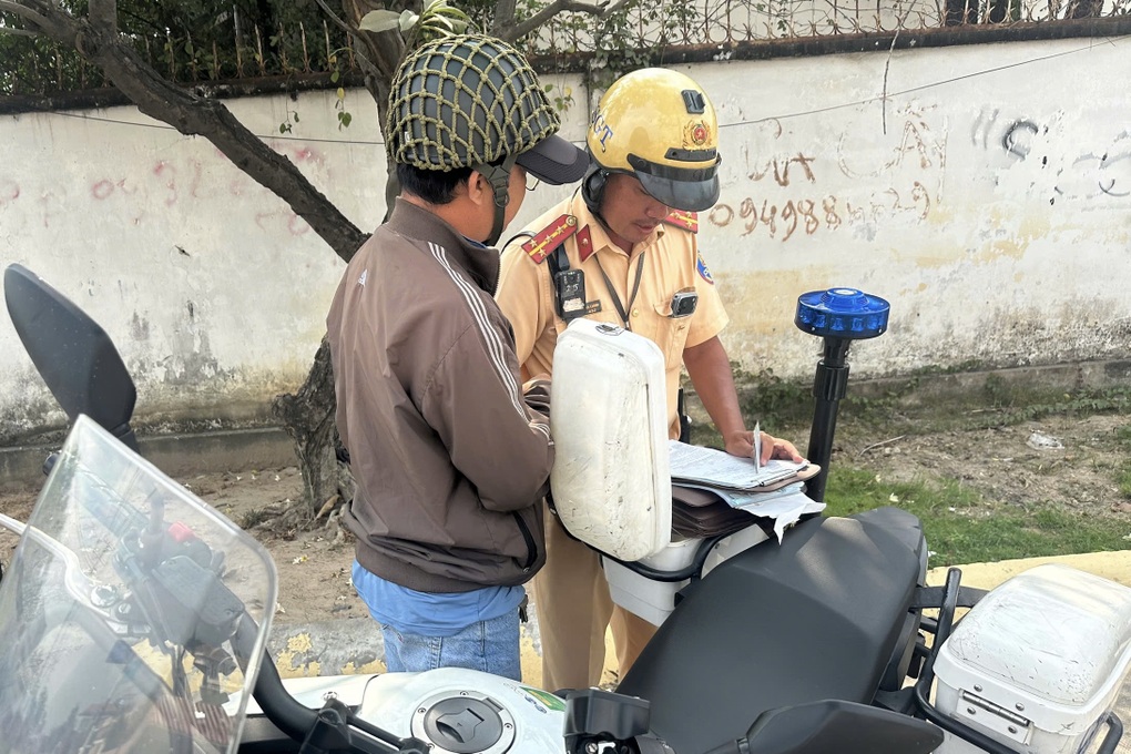 CSGT TPHCM ngăn xe máy chạy lên cầu vượt sau phản ánh của Dân trí - 2 CSGT TPHCM ngăn xe máy chạy lên cầu vượt sau phản ánh của Dân trí - 2