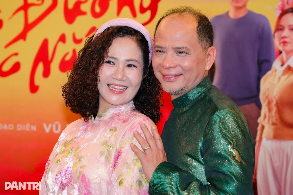 Vợ chồng diễn viên gạo cội gây sốt với cảnh tình tứ trên phim giờ vàng - 1 Vợ chồng diễn viên gạo cội gây sốt với cảnh tình tứ trên phim giờ vàng - 1