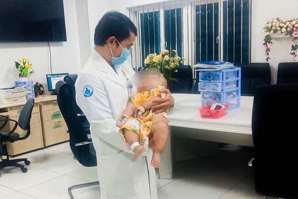 TPHCM: Cấp cứu cháu bé có khối u não to gấp ba lần chỉ trong 3 tháng - 1