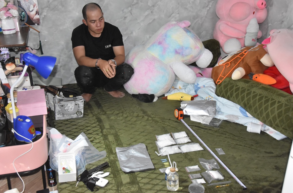 Đối tượng vận chuyển ma túy giấu nhiều súng, đạn trong người - 1