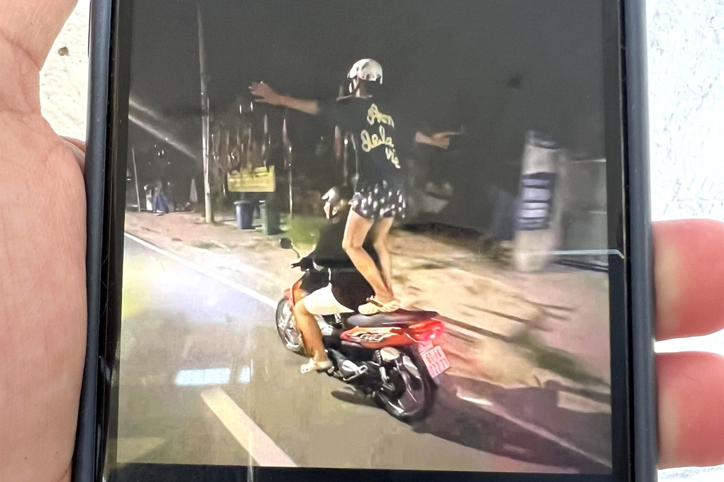 Nam sinh lớp 11 ở TPHCM đứng trên yên xe máy, dang 2 tay “biểu diễn” - 1