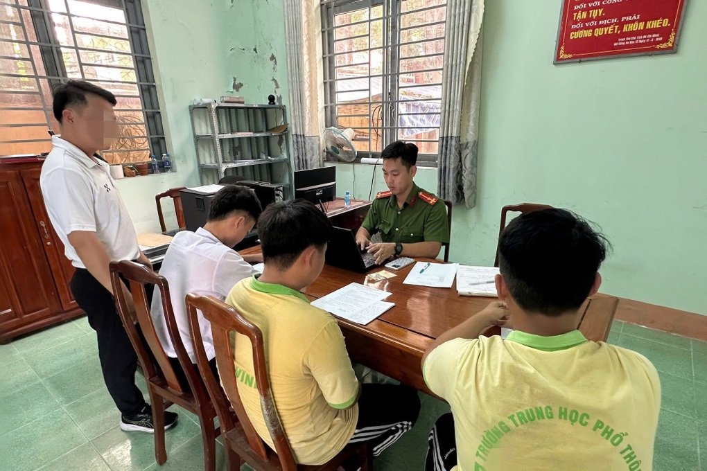 Nam sinh lớp 11 ở TPHCM đứng trên yên xe máy, dang 2 tay “biểu diễn” - 2