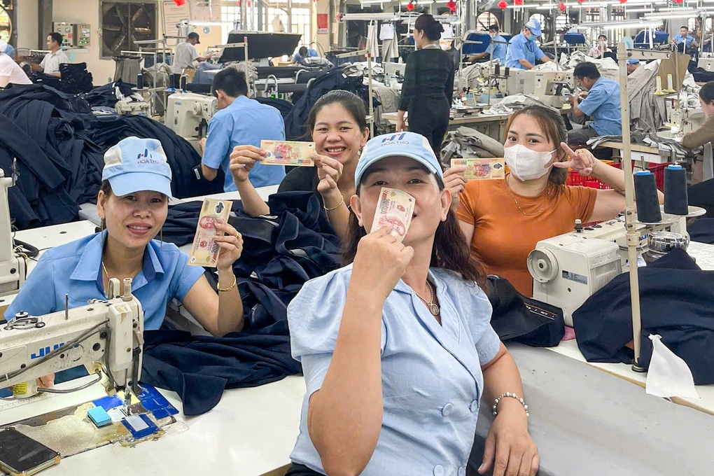 Hơn 10.000 công nhân được hỗ trợ tiền xăng đi làm - 1