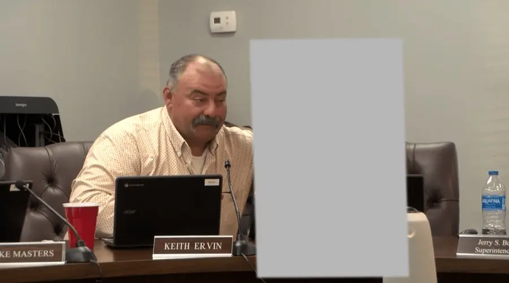 Thành viên hội đồng giáo dục gây phẫn nộ vì khen nữ sinh “nóng bỏng” - 2