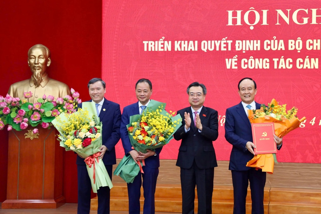 Công bố các quyết định của Bộ Chính trị, Ban Bí thư về công tác cán bộ - 1