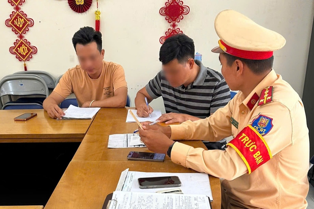 Phạt tài xế xe đầu kéo đi sai làn ở TPHCM - 1 Phạt tài xế xe đầu kéo đi sai làn ở TPHCM - 1