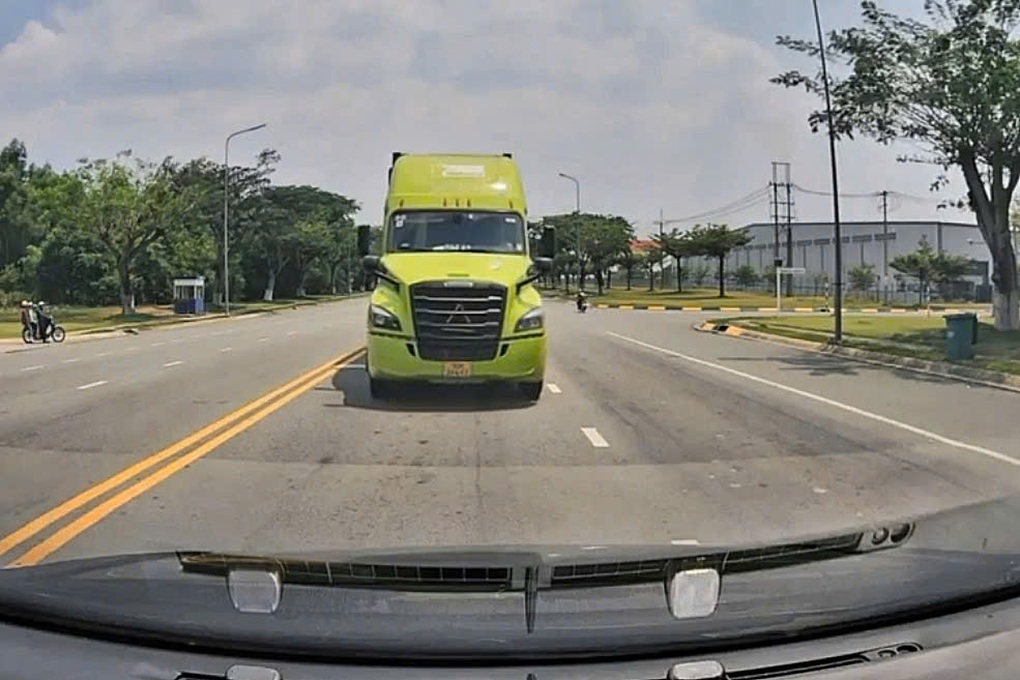 Phạt tài xế xe đầu kéo đi sai làn ở TPHCM - 2 Phạt tài xế xe đầu kéo đi sai làn ở TPHCM - 2