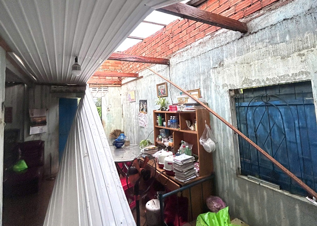 Lốc xoáy tốc mái nhiều nhà dân ở Lâm Đồng - 1 Lốc xoáy tốc mái nhiều nhà dân ở Lâm Đồng - 1