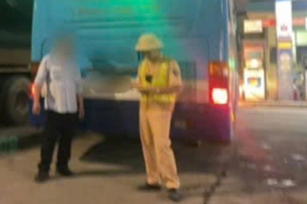 Tài xế xe buýt vượt ẩu, còn thi gan với ô tô đi đúng làn đường - 1 Tài xế xe buýt vượt ẩu, còn thi gan với ô tô đi đúng làn đường - 1