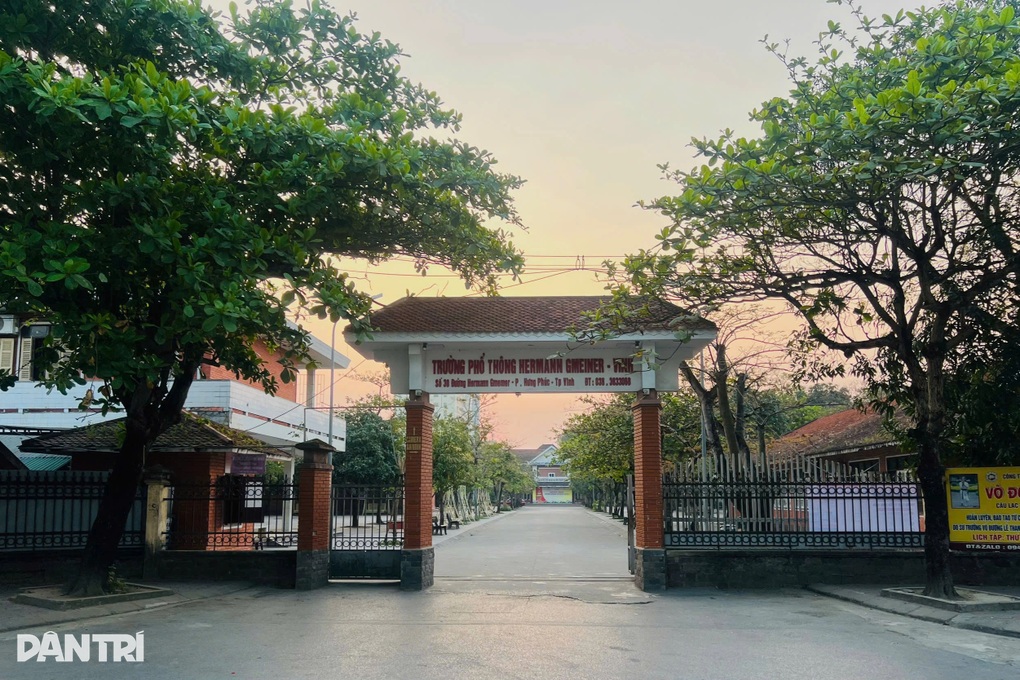 Học sinh vào lớp 10 dự kiến tăng đột biến, Sở nêu giải pháp hạ nhiệt - 2