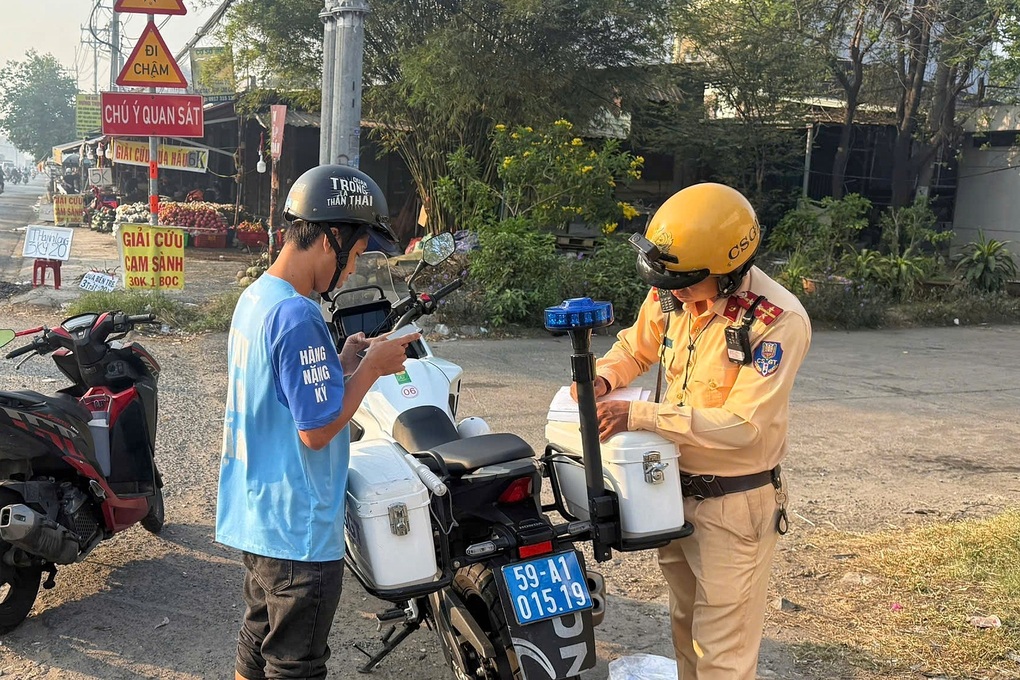 Chạy xe máy vào đường cấm, hàng chục tài xế ở TPHCM bị xử phạt - 1