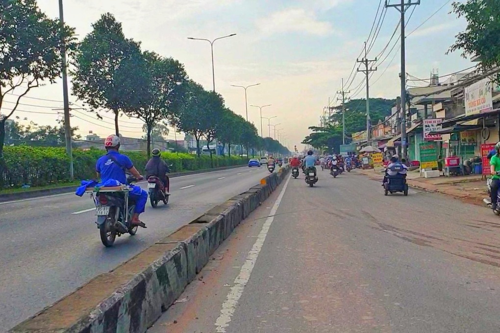 Chạy xe máy vào đường cấm, hàng chục tài xế ở TPHCM bị xử phạt - 2