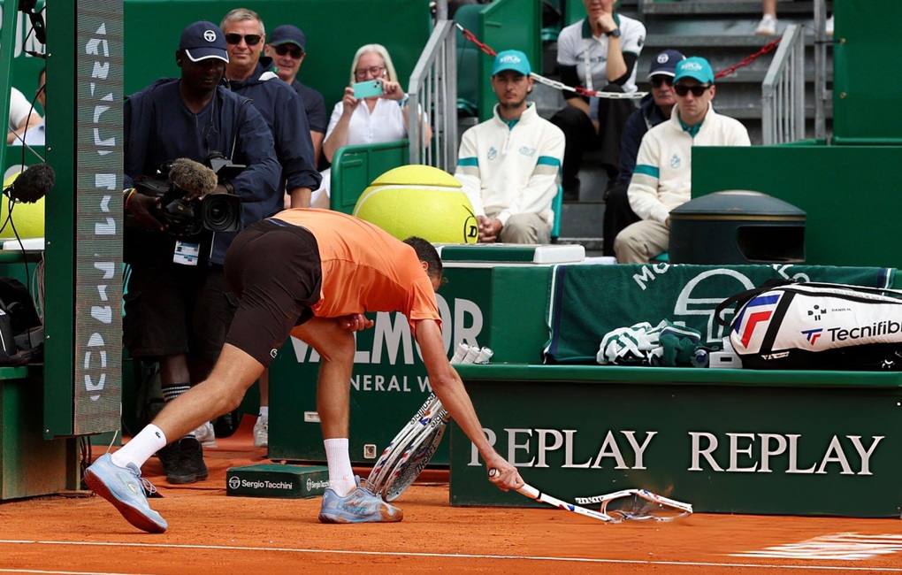 Medvedev đập vợt 7 lần ở trận thua nhanh tại Monte Carlo - 1