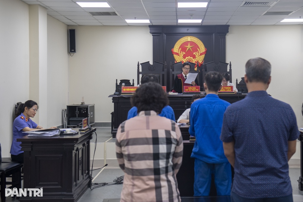 6 cựu cán bộ phường Thanh Trì hầu tòa vì nhận hối lộ để lờ vi phạm - 2