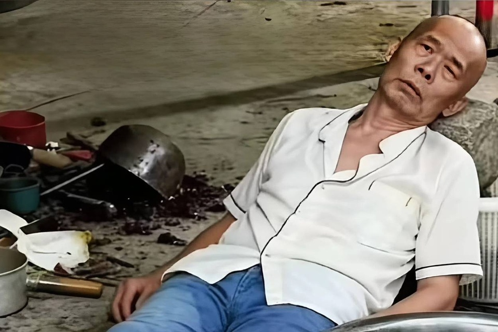 Chủ quán lẩu Trung Quốc tự chê đồ ăn để đuổi khéo, khách vẫn tới ùn ùn - 1