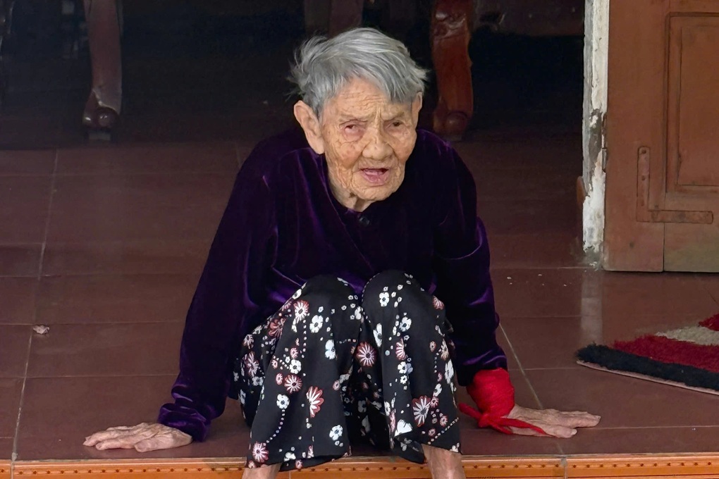 Cụ bà 92 tuổi đánh chết con rắn sau khi bị cắn được xuất viện - 1