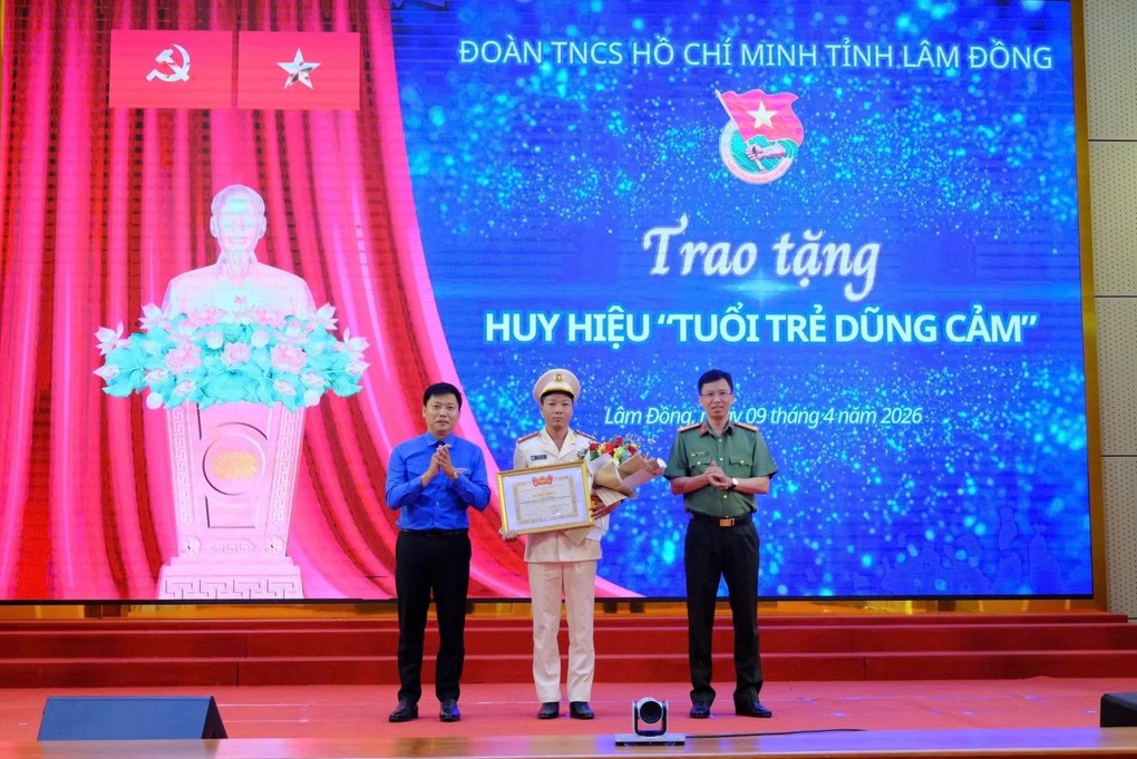 Đại úy công an ở Lâm Đồng được trao Huy hiệu Tuổi trẻ dũng cảm - 1