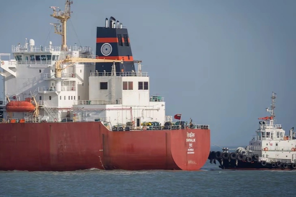 Iran cho phép tối đa 15 tàu qua eo biển Hormuz mỗi ngày - 1