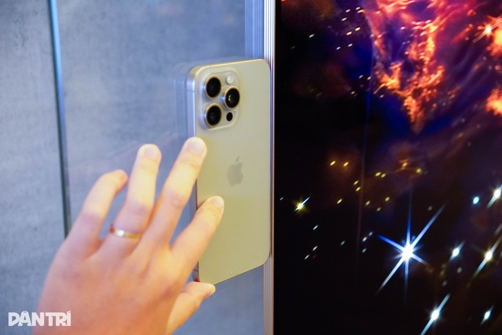 TV OLED dán tường có độ mỏng tương đương iPhone - 1