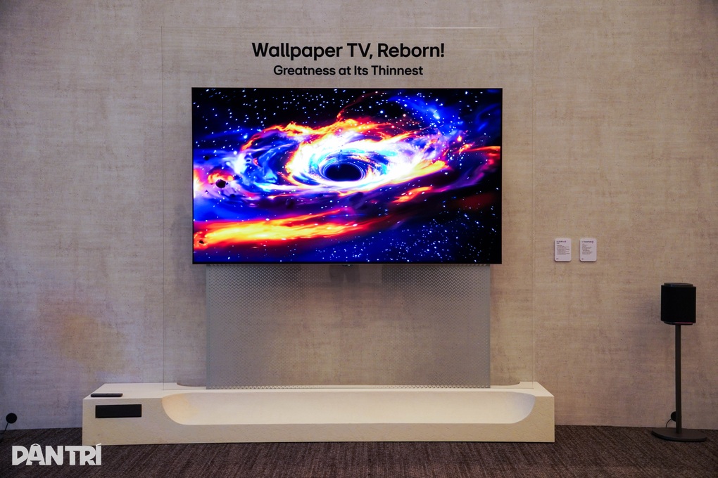 TV OLED dán tường có độ mỏng tương đương iPhone - 2