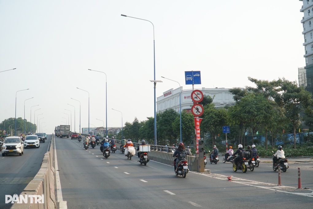 Băng rôn, biển cấm vẫn không cản được xe máy lên cầu vượt ở TPHCM - 1