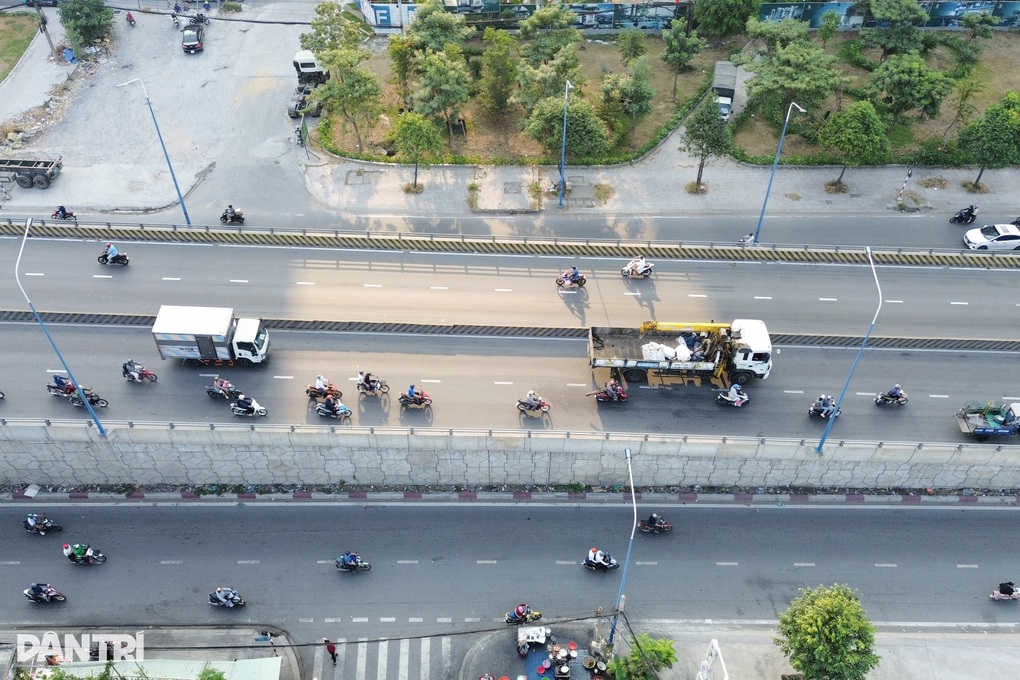 Băng rôn, biển cấm vẫn không cản được xe máy lên cầu vượt ở TPHCM - 2