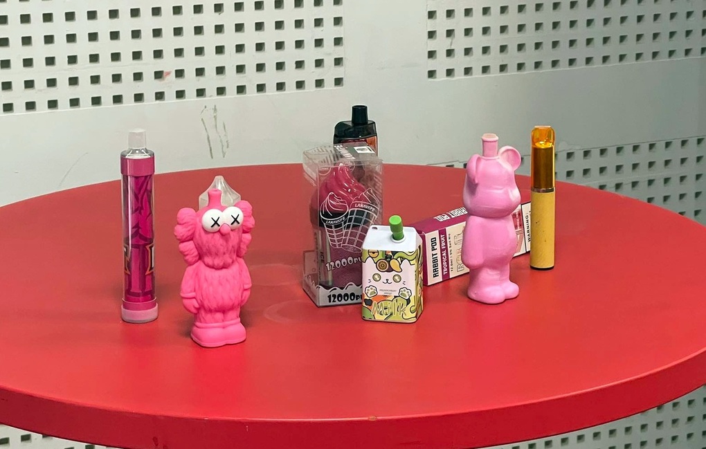 Người hút thuốc lá điện tử đối mặt mức phạt tới 5 triệu đồng - 1