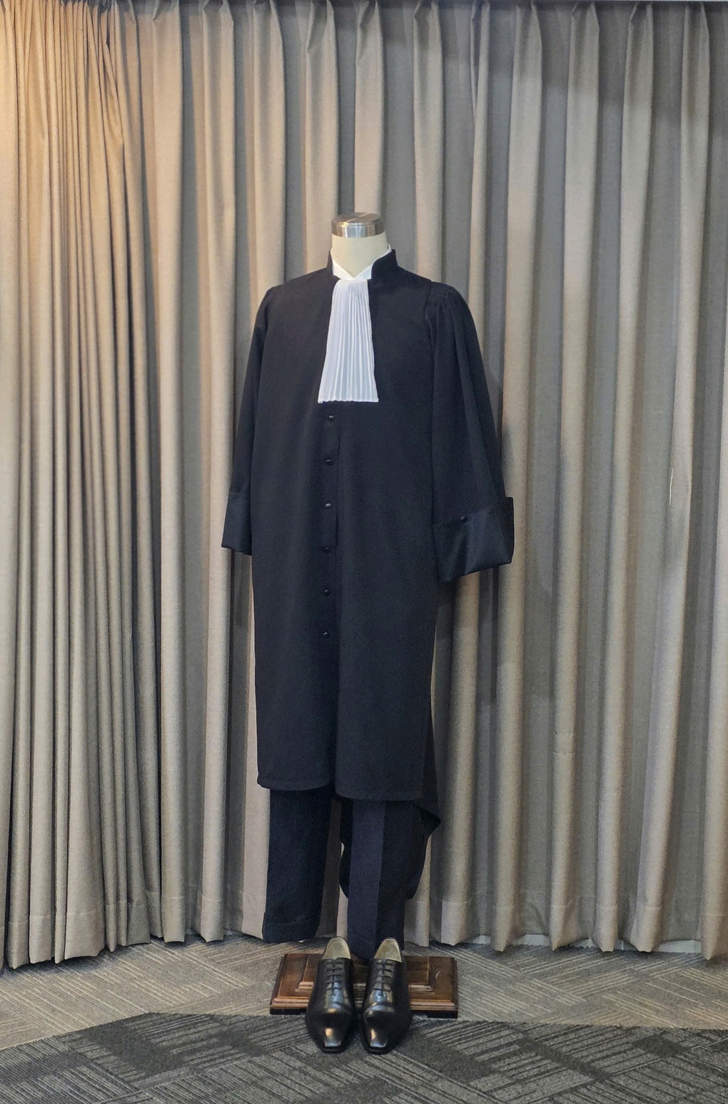 Thí điểm áo choàng có chi tiết “lưỡi” cho luật sư tại Hà Nội, TPHCM - 1