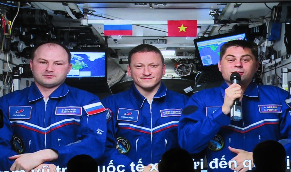 Ba phi hành gia Nga gửi thông điệp tới Việt Nam từ ngoài không gian - 1