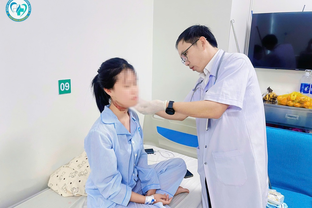 Vướng vào dây điện căng ngang đường, nữ sinh phải đi cấp cứu - 1