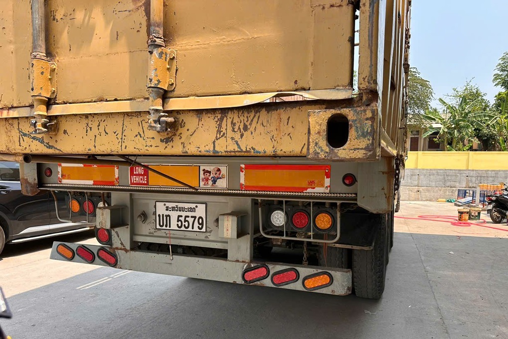 Phát hiện xe đầu kéo chở gần 1.300 lít dầu lậu qua biên giới - 1