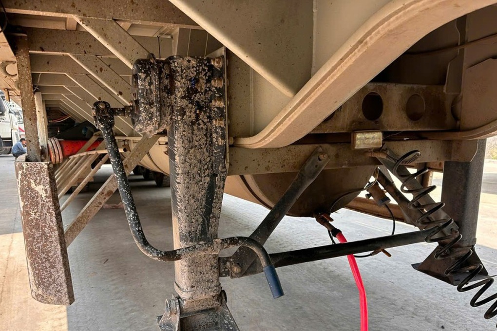 Phát hiện xe đầu kéo chở gần 1.300 lít dầu lậu qua biên giới - 2