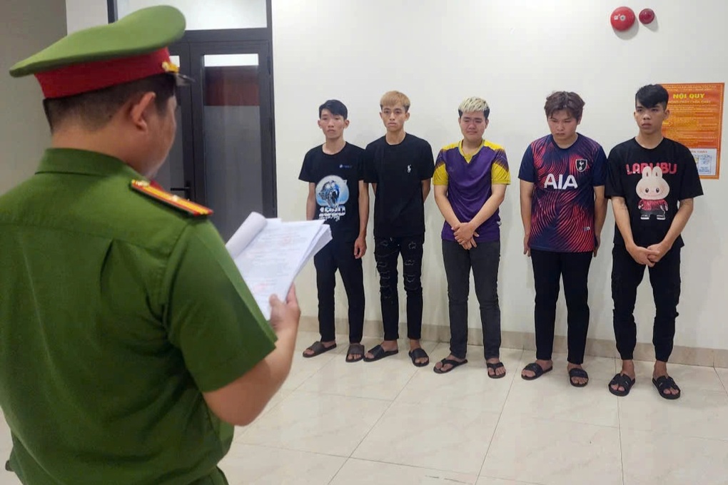 Gây náo loạn đường phố giữa đêm khuya, 10 thanh thiếu niên bị khởi tố - 1