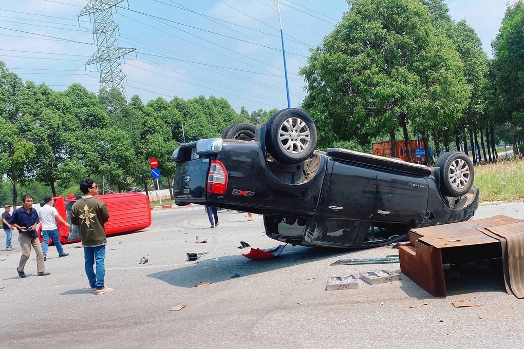 Hai ô tô bị lật sau va chạm giữa ngã tư ở TPHCM - 1 Hai ô tô bị lật sau va chạm giữa ngã tư ở TPHCM - 1