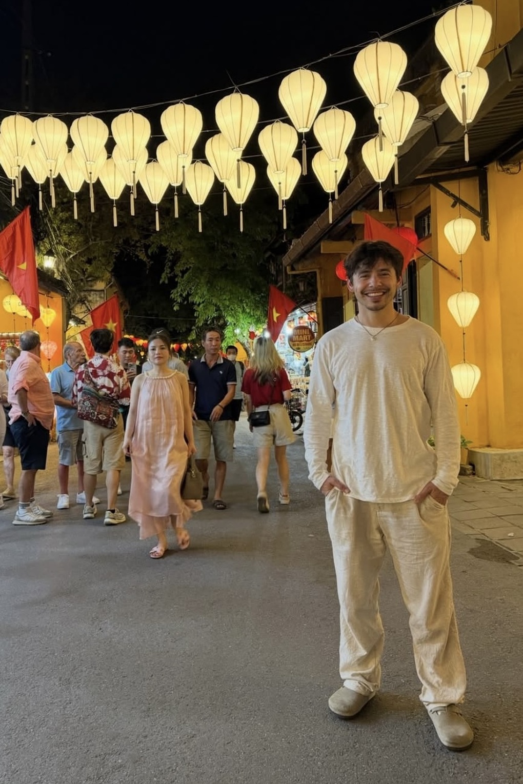 Nam ca sĩ người Mỹ mê bánh mì, quẩy bar về đêm ở Việt Nam - 1 Nam ca sĩ người Mỹ mê bánh mì, quẩy bar về đêm ở Việt Nam - 1