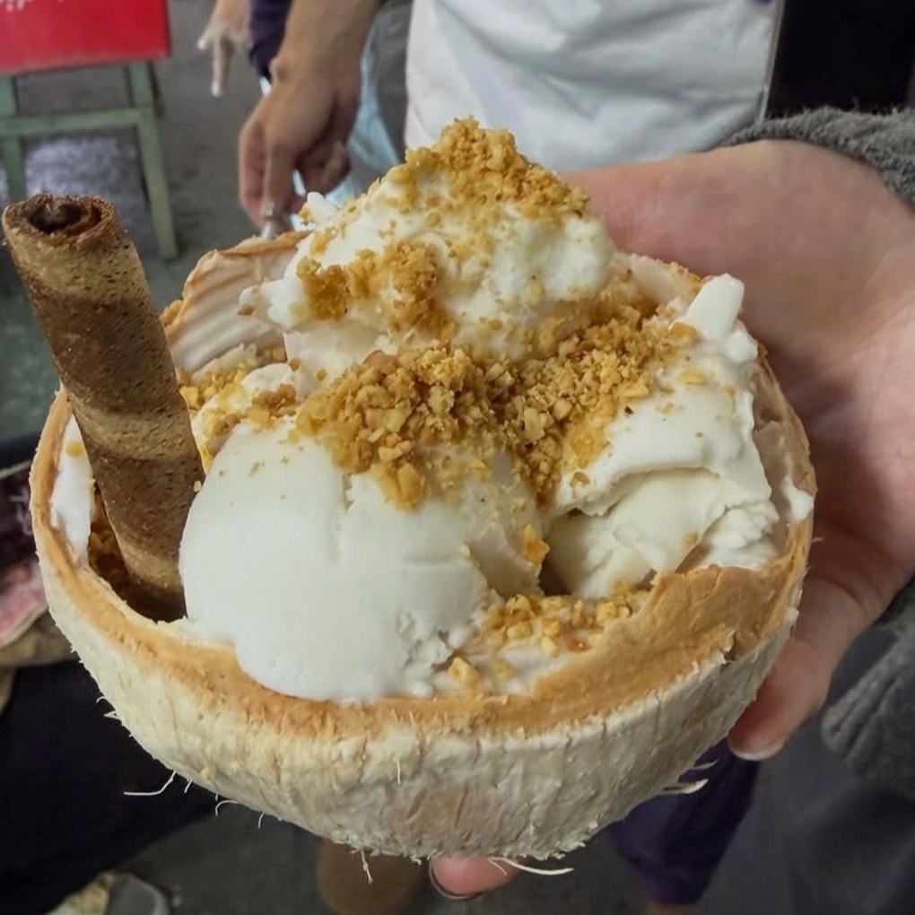 Nam ca sĩ người Mỹ mê bánh mì, quẩy bar về đêm ở Việt Nam - 2 Nam ca sĩ người Mỹ mê bánh mì, quẩy bar về đêm ở Việt Nam - 2