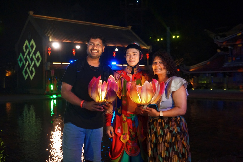 Nam ca sĩ người Mỹ mê bánh mì, quẩy bar về đêm ở Việt Nam - 5 Nam ca sĩ người Mỹ mê bánh mì, quẩy bar về đêm ở Việt Nam - 5