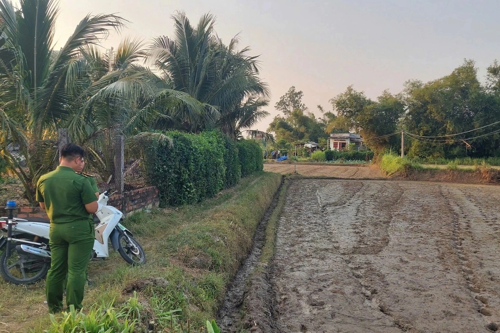 Công an phong tỏa hiện trường vụ nhiều thi thể bị cháy trong căn nhà cấp 4 - 1