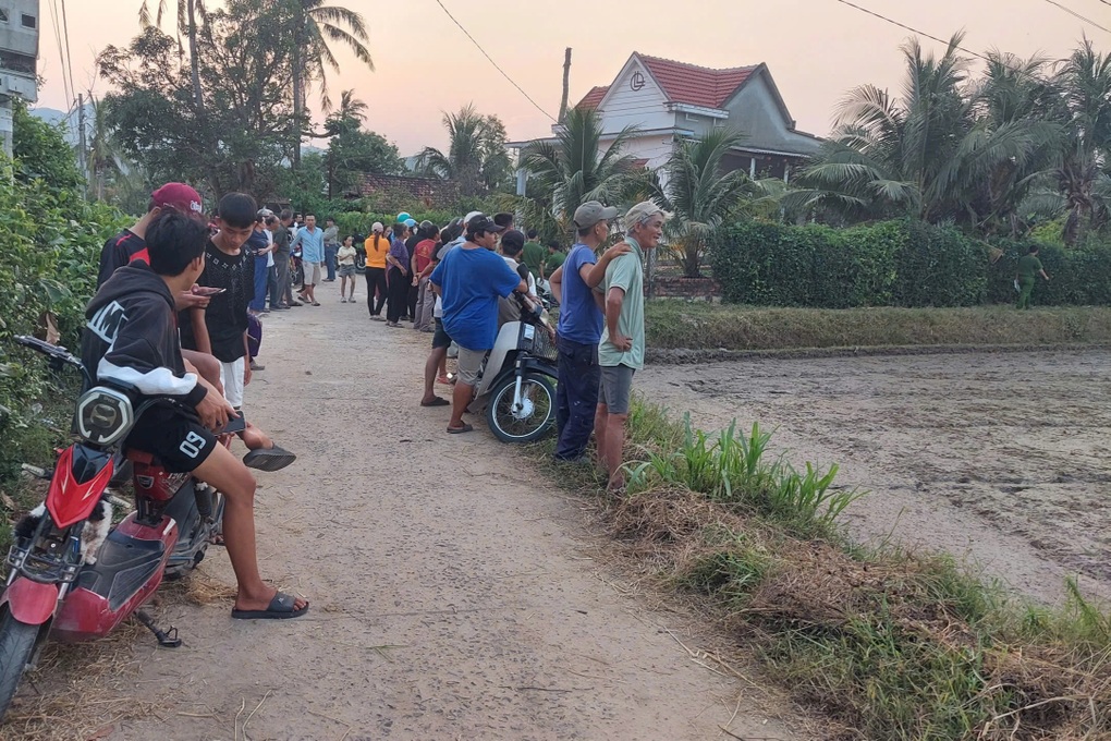 Công an phong tỏa hiện trường vụ nhiều thi thể bị cháy trong căn nhà cấp 4 - 2