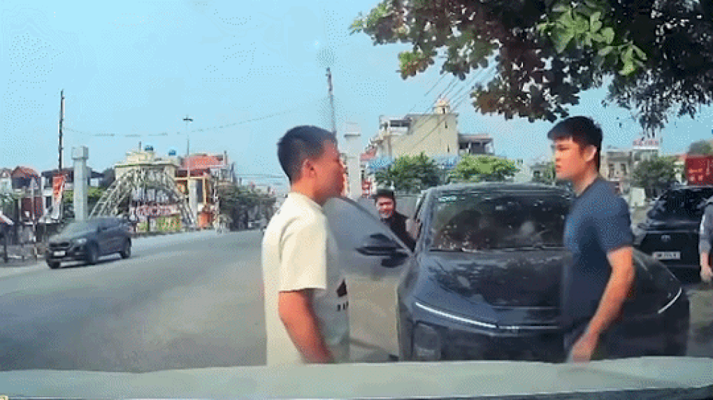 Hé lộ nguyên nhân vụ tài xế ô tô bóp cổ, hành hung người đàn ông trên đường - 2 Hé lộ nguyên nhân vụ tài xế ô tô bóp cổ, hành hung người đàn ông trên đường - 2