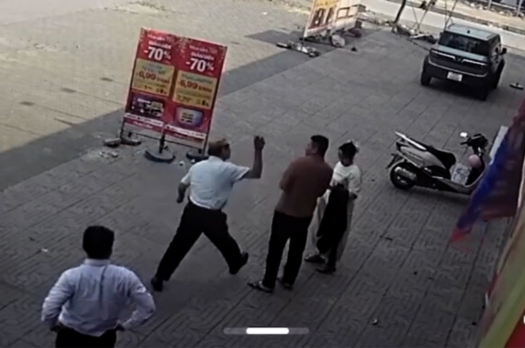 Tài xế taxi dùng gạch tấn công vợ chồng khách đi xe - 1 Tài xế taxi dùng gạch tấn công vợ chồng khách đi xe - 1