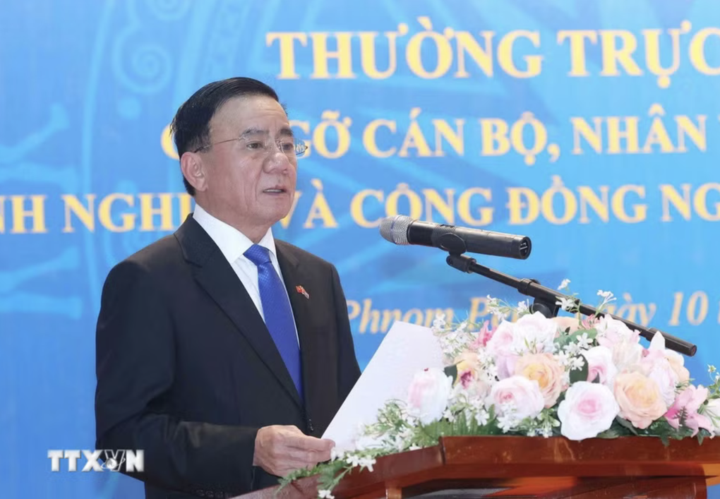 Thường trực Ban Bí thư Trần Cẩm Tú gặp gỡ cộng đồng người Việt Nam tại Campuchia - 1 Thường trực Ban Bí thư Trần Cẩm Tú gặp gỡ cộng đồng người Việt Nam tại Campuchia - 1