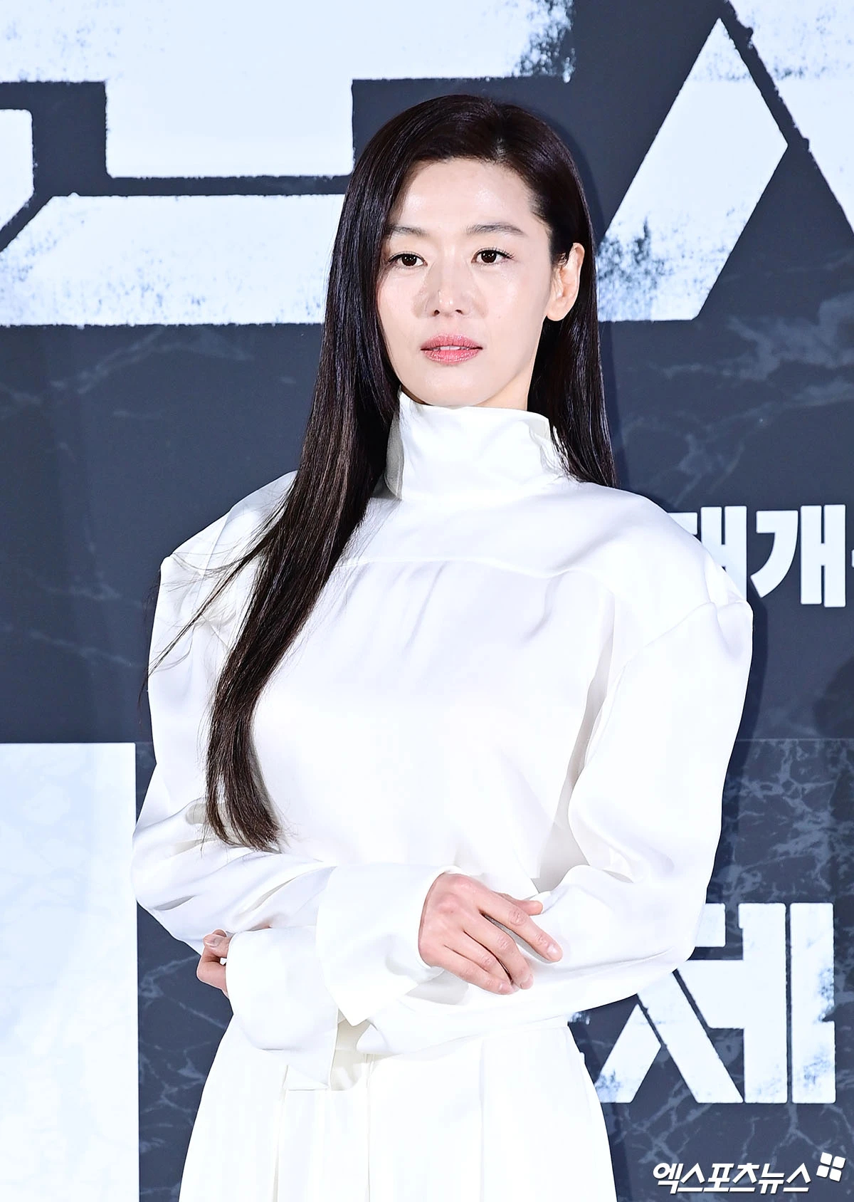 Jeon Ji Hyun diện bộ đồ kín cổng cao tường nhưng khiến cả MXH phải bàn, Ji Chang Wook lép vế toàn diện trước nam thần “không góc chết”- Ảnh 3.